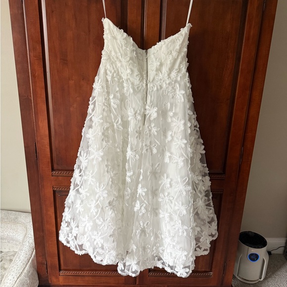 Showpo
RHEIVA MIDI DRESS - STRAPLESS 3D EMBROIDERY MIDI DRESS IN WHITE - Picture 3 of 5